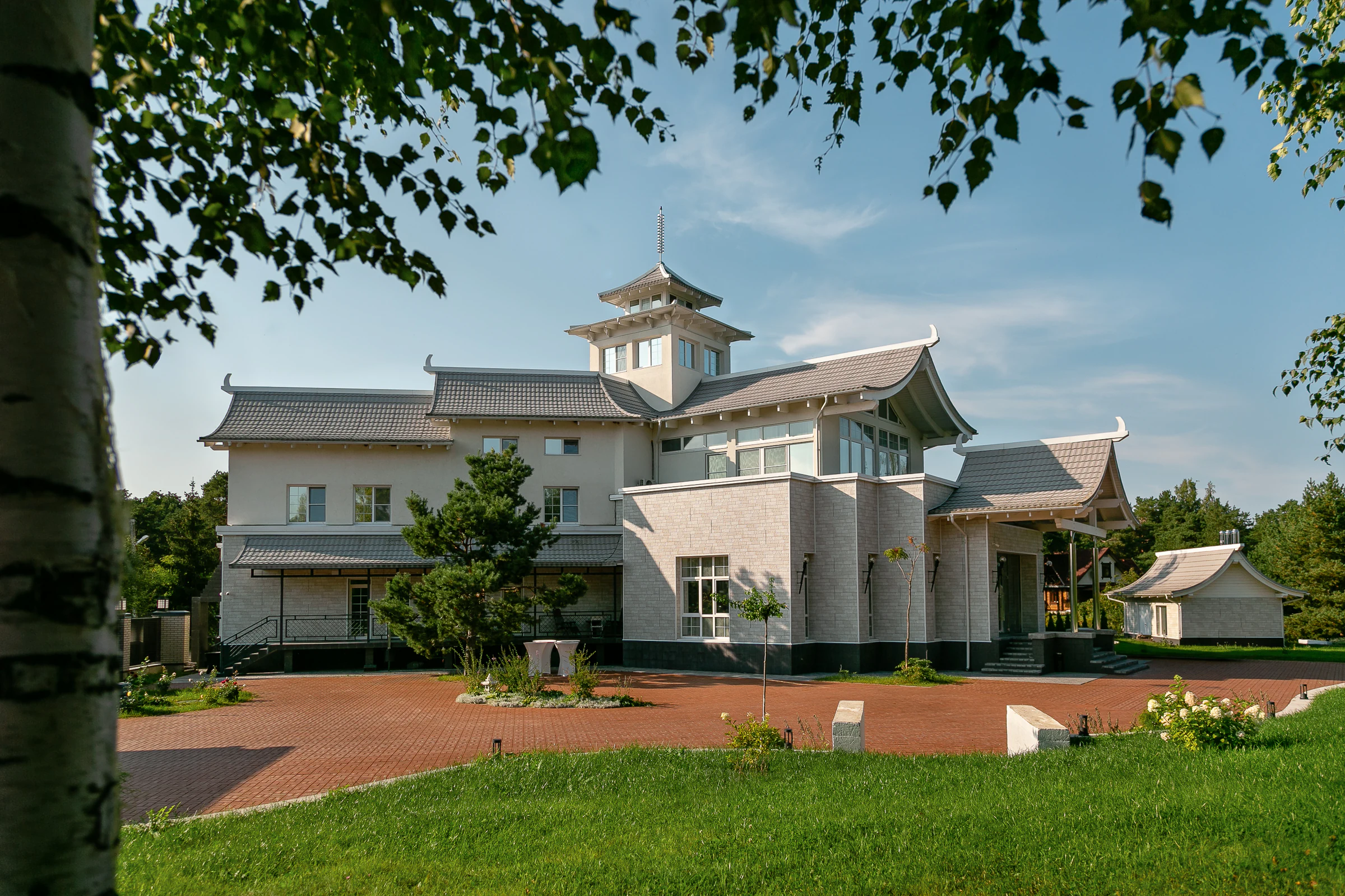 Архитектура Sakura Hall среди деревьев