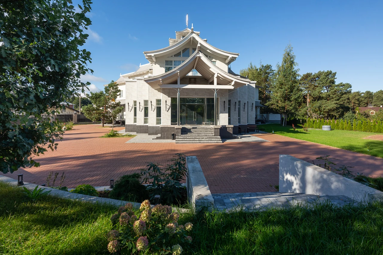 Главный фасад Sakura Hall в солнечный день